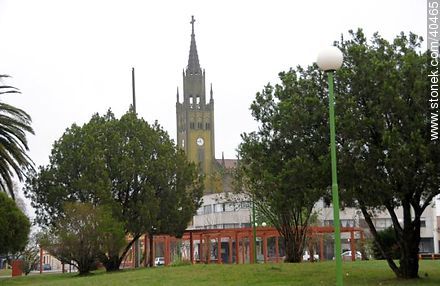 Plaza Gral. Artigas. Parroquia Santa Isabel. - Departamento de Tacuarembó - URUGUAY. Foto No. 40465