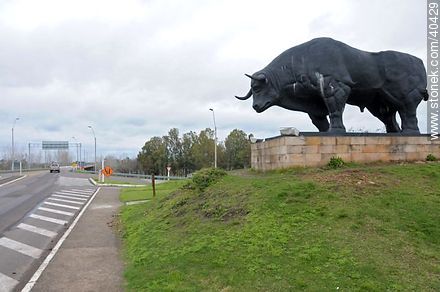 Monumento al Toro en Paso de los Toros - Departamento de Tacuarembó - URUGUAY. Foto No. 40429