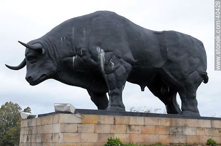Monumento al Toro en Paso de los Toros - Departamento de Tacuarembó - URUGUAY. Foto No. 40428