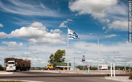 Camion maderero en la rotonda de entrada a la ciudad de Durazno - Departamento de Durazno - URUGUAY. Foto No. 40493