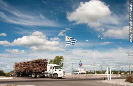 Timber truck at the roundabout at the entrance to the city of Durazno - Durazno - URUGUAY. Photo #40492