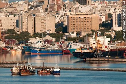 Puerto de Montevideo - Departamento de Montevideo - URUGUAY. Foto No. 40574