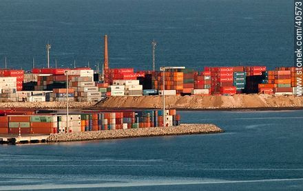Contenedores en el Puerto de Montevideo - Departamento de Montevideo - URUGUAY. Foto No. 40573