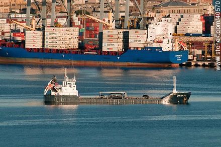 Cargo ships. - Department of Montevideo - URUGUAY. Foto No. 40570