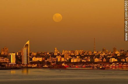 The biggest full moon seen in 20 years on the city of Montevideo. - Department of Montevideo - URUGUAY. Foto No. 40563