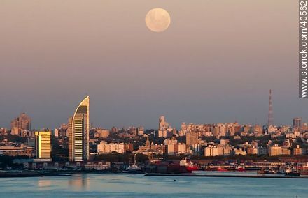 La luna llena más grande vista en 20 años, sobre la ciudad de Montevideo. - Departamento de Montevideo - URUGUAY. Foto No. 40562