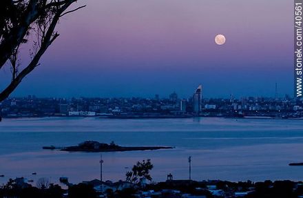 La luna llena más grande vista en 20 años, sobre la ciudad de Montevideo. - Departamento de Montevideo - URUGUAY. Foto No. 40561