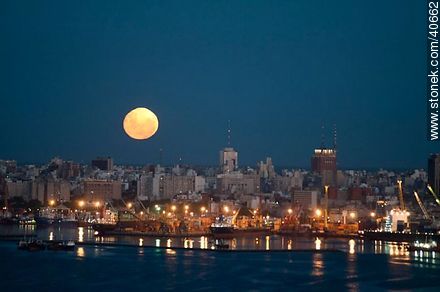 Luna llena sobre la ciudad de Montevideo al anochecer - Departamento de Montevideo - URUGUAY. Foto No. 40662