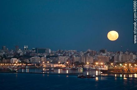 Luna llena sobre la ciudad de Montevideo al anochecer - Departamento de Montevideo - URUGUAY. Foto No. 40660