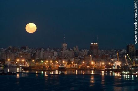 Full moon over the city of Montevideo at dusk - Department of Montevideo - URUGUAY. Photo #40652