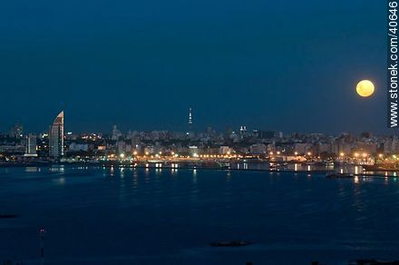 Luna llena sobre la ciudad de Montevideo al anochecer - Departamento de Montevideo - URUGUAY. Foto No. 40646