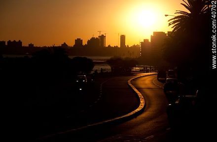 Puesta de sol en la rambla O'Higgins - Departamento de Montevideo - URUGUAY. Foto No. 40702