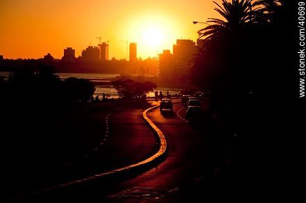 Puesta de sol en la rambla O'Higgins - Departamento de Montevideo - URUGUAY. Foto No. 40699