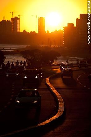 Puesta de sol en la rambla O'Higgins - Departamento de Montevideo - URUGUAY. Foto No. 40694