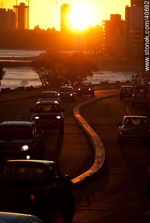 Sunset on the Rambla O'Higgins - Department of Montevideo - URUGUAY. Photo #40692