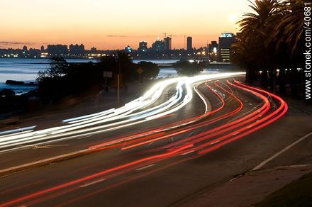 Estelas de luz en la rambla O'higgins de Punta Gorda - Departamento de Montevideo - URUGUAY. Foto No. 40681