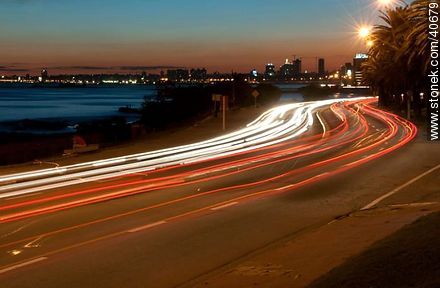 Estelas de luz en la rambla O'higgins de Punta Gorda - Departamento de Montevideo - URUGUAY. Foto No. 40679