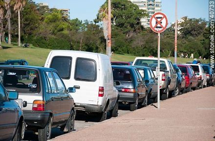 ¿Absolutamente prohibido estacionar? - Departamento de Montevideo - URUGUAY. Foto No. 40733