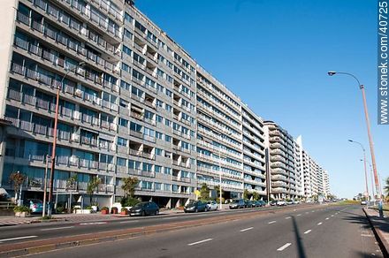 Edificios de la Rambla Rep. del Perú - Departamento de Montevideo - URUGUAY. Foto No. 40725