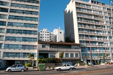 Edificios de la Rambla Rep. del Perú - Departamento de Montevideo - URUGUAY. Foto No. 40724