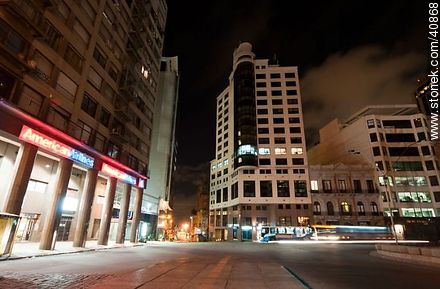Calle Juncal frente a la Plaza Independencia - Departamento de Montevideo - URUGUAY. Foto No. 40868
