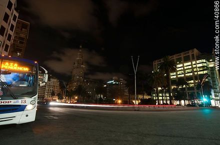 La plaza Independencia a oscuras - Departamento de Montevideo - URUGUAY. Foto No. 40866
