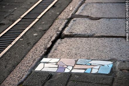 Azulejos entre granito - Departamento de Montevideo - URUGUAY. Foto No. 40853