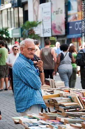 Anciano vendedor de libros fumando en pipa. - Departamento de Montevideo - URUGUAY. Foto No. 40841