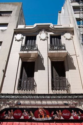 Balcones de época. Coca-Cola. Art decó. - Departamento de Montevideo - URUGUAY. Foto No. 40797