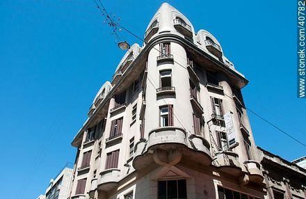 Edificio de la Ciudad Vieja - Departamento de Montevideo - URUGUAY. Foto No. 40782