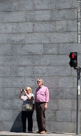 Tourist taking pictures. - Department of Montevideo - URUGUAY. Photo #40773
