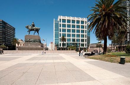 Plaza independencia. Torre Ejecutiva, sede del Poder Ejecutivo. - Departamento de Montevideo - URUGUAY. Foto No. 40767
