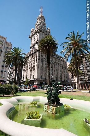 Plaza independencia. Fuente y Palacio Salvo - Departamento de Montevideo - URUGUAY. Foto No. 40761