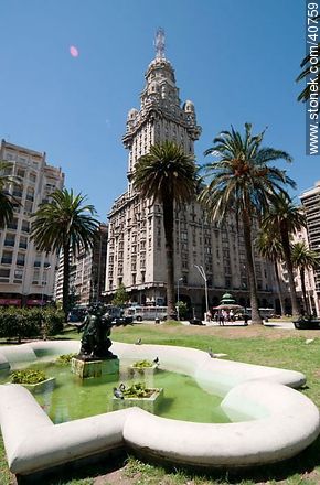 Plaza independencia. Fuente y Palacio Salvo - Departamento de Montevideo - URUGUAY. Foto No. 40759