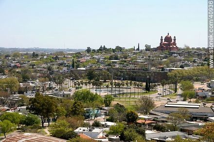 Monumento al Ejército rodeado de palmeras y la Iglesia del Cerrito. - Departamento de Montevideo - URUGUAY. Foto No. 40936