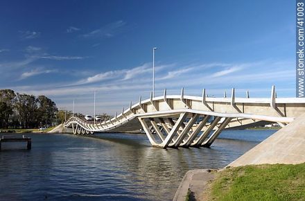 Leonel Viera undulating bridge over the creek Maldonado - Punta del Este and its near resorts - URUGUAY. Photo #41003