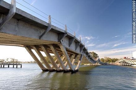 Leonel Viera undulating bridge over the creek Maldonado - Punta del Este and its near resorts - URUGUAY. Photo #40999
