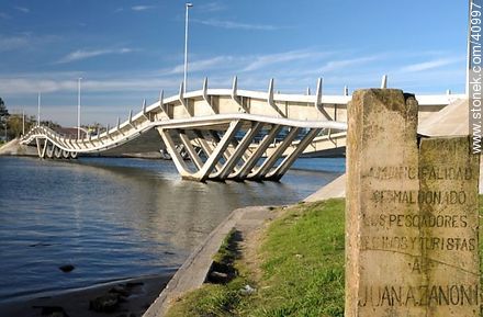Puente ondulante Leonel Viera sobre el arroyo Maldonado. A Juan Zanoni. - Punta del Este y balnearios cercanos - URUGUAY. Foto No. 40997