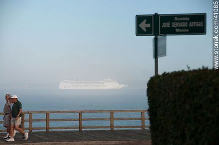 On the waterfront promenade. - Punta del Este and its near resorts - URUGUAY. Foto No. 41085
