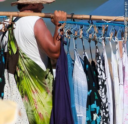 Vendedor de vestidos y pareos veraniegos - Punta del Este y balnearios cercanos - URUGUAY. Foto No. 41181