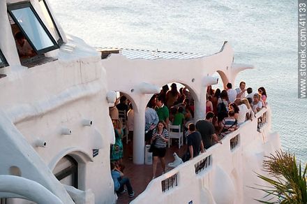 Casapueblo. Turistas para observar el atardecer. - Punta del Este y balnearios cercanos - URUGUAY. Foto No. 41133