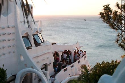 Casapueblo. Turistas para observar el atardecer. - Punta del Este y balnearios cercanos - URUGUAY. Foto No. 41130