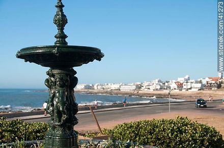 Fuente sobre la rambla Artigas entre calles 17 y 19 - Punta del Este y balnearios cercanos - URUGUAY. Foto No. 41273