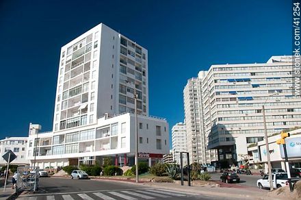 Rambla y calle 24 - Punta del Este y balnearios cercanos - URUGUAY. Foto No. 41254