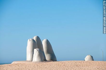 Dedos en la playa Brava - Punta del Este y balnearios cercanos - URUGUAY. Foto No. 41279