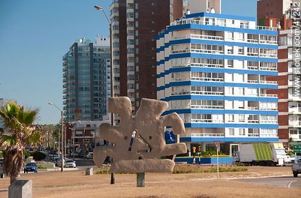 Escultura en la Rambla - Punta del Este y balnearios cercanos - URUGUAY. Foto No. 41242