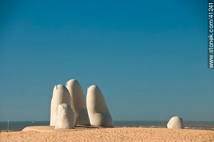 Dedos en la playa Brava - Punta del Este y balnearios cercanos - URUGUAY. Foto No. 41241