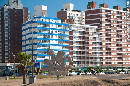 Sculpture and buildings at Playa Brava - Punta del Este and its near resorts - URUGUAY. Photo #41238