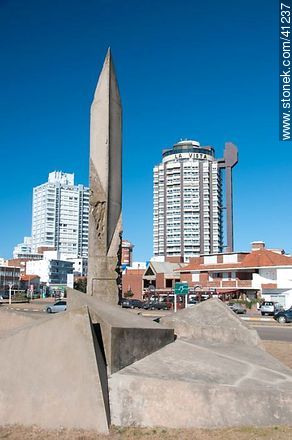 Escultura y Torreón - Punta del Este y balnearios cercanos - URUGUAY. Foto No. 41237