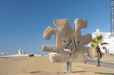Escultura y Dedos - Punta del Este y balnearios cercanos - URUGUAY. Foto No. 41236